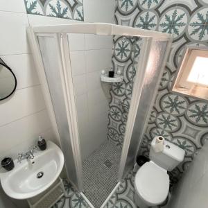 埃尔瓦斯Largo d Vizinha Bia的带淋浴、卫生间和盥洗盆的浴室