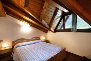 斯皮亚佐莫莱塔酒店的一间卧室设有一张床和一个大窗户
