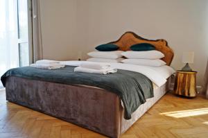 皮什Apartament Pisz Centrum 7的一间卧室配有一张带枕头的大床