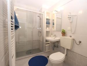 拉巴克马雷布鲁公寓酒店的带淋浴、卫生间和盥洗盆的浴室