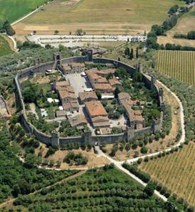 蒙特里久尼Monteriggioni Castello的建筑在野外的空中景观