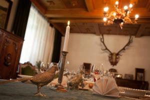 BrăduţKormos Residence的桌上放着蜡烛和鸟
