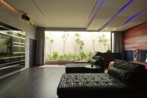 Niaosong雅泊汽车旅馆的客厅设有两张沙发和一个大窗户