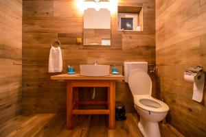 锡吉什瓦拉ATRIUM 24 Suite的浴室配有白色卫生间和盥洗盆。