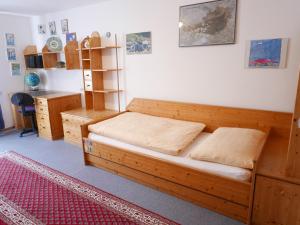 哈莱恩Stadtwohnung Franz bis 6 Personen Hallein bei Salzburg的一间卧室配有一张木床和一张书桌