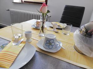 Pension Riverside in Leverkusen Hitdorf am Rhein - Zentral an der A1 und 59餐厅或其他用餐的地方