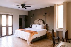 圣米格尔-德阿连德Casa Naré Adults Only的一间卧室配有一张大床和吊扇