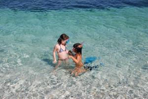 费拉约港Belvedere Residenza Mediterranea的两个女孩在海滩上玩水