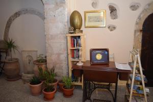 罗希姆诺Loggia Traditional Suites的一间配备有一张书桌的房间,电脑在里面