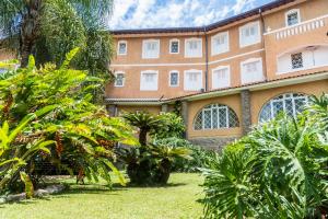 塞拉内格拉Grand Resort Serra Negra的一座大建筑前面有植物