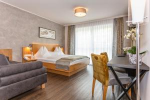 萨尔巴赫阿尔姆劳斯酒店的酒店客房,配有床和沙发