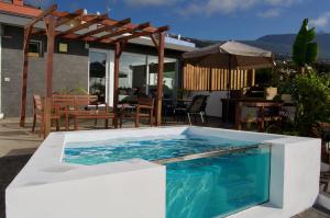 拉奥罗塔瓦Los Tropicales的一座带庭院的房屋内的游泳池
