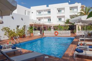 埃斯普霍斯Hotel Roca Plana的酒店前的游泳池