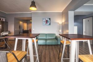 蓬塔德尔加达Atlantic Home Azores的客厅配有两张桌子和一张沙发