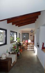 蒙希克文亚杜盖约农家乐的客厅拥有白色的墙壁和木制天花板。
