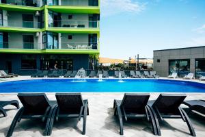 A&A Mamaia Luxury Apartment Allezi Beach Resort内部或周边的泳池