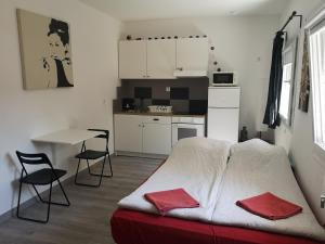比利亚维西奥萨-德奥东Madrid Green的一间卧室配有一张床铺和一张桌子,还设有一间厨房