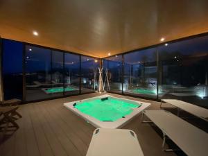 戈韦阿Casa de Lagarinhos JACUZZI SPA JOGOS GYM - SERRA DA ESTRELA - SEIA - GOUVEIA的大楼屋顶上的大型游泳池