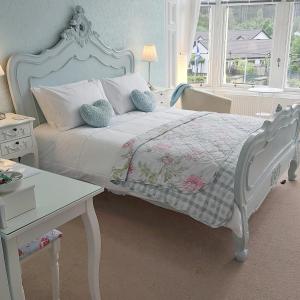 斯特拉西尔The Ben Sheann的卧室配有白色的床、桌子和窗户。