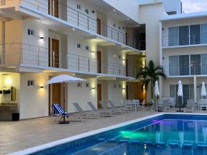 圣克鲁斯华特库Hotel Huatulco Máxico的大楼前设有游泳池的酒店