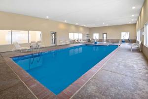 杜兰特La Quinta Inn & Suites by Wyndham Durant的大楼里一个蓝色的大泳池