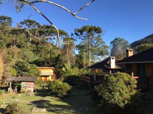 伊塔蒙蒂Estalagem Engenho de Serra的一座树木繁茂的院子中的房子