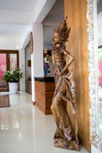 八丹拜CASA MIMBA - Seaview Private Pool Villa Padangbai的靠墙的女人的木雕