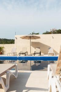 锡瓦塔塔内霍hotel isla Bonita的一个带椅子和遮阳伞的游泳池