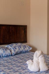 锡瓦塔塔内霍hotel isla Bonita的床上有毛巾动物