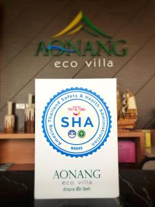 奥南海滩Aonang Eco Villa - SHA Extra Plus的桌子上的一个阿加维奥科玻璃杯的标志