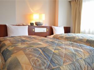 横滨横滨文华大酒店的酒店客房设有床和窗户。