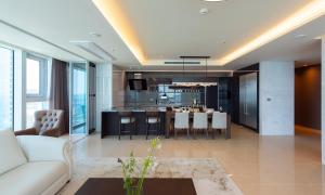 釜山LCT Residence的一间带白色沙发的客厅和一间厨房