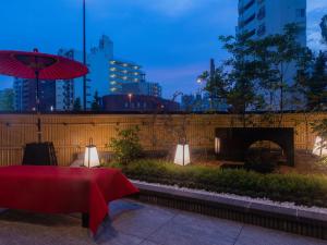 东京Tosei Hotel Cocone Asakusa Kuramae的一张桌子,上面有红色桌布和一个壁炉