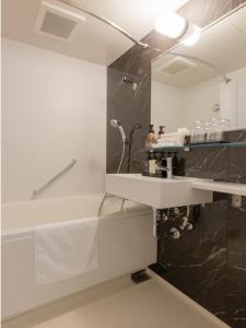 东京Tosei Hotel Cocone Asakusa Kuramae的一间带水槽和镜子的浴室