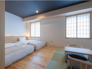 东京Tosei Hotel Cocone Asakusa Kuramae的带2扇窗户的客房内的2张床