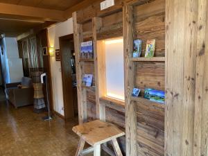 卡斯特尔罗托加尼萨沃伊酒店的一间设有木墙、桌子和凳子的房间