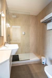 普拉亚登博萨维斯塔马二号公寓酒店的带浴缸、水槽和淋浴的浴室
