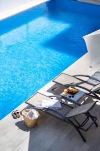 普拉亚登博萨维斯塔马二号公寓酒店的游泳池旁的桌椅