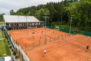 斯洛文尼亚比斯特里察Center Vintgar的一群人在网球场打网球