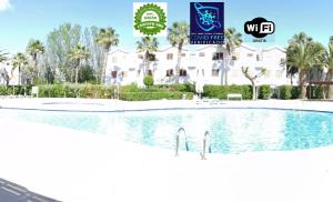 拉皮内达Port Aventura, Exclusivo Alojamiento La Pineda的大楼前的大型游泳池
