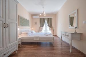 布德瓦马里内罗公寓的白色的卧室设有床和窗户