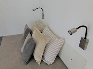 贝尔格莱德Apartment Auer_Belgrade的靠墙靠着一盏灯的枕头