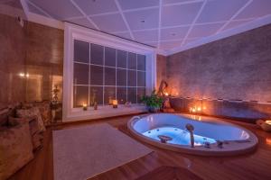 布德瓦马里内罗公寓的带浴缸的大浴室,设有大窗户
