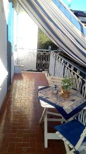 泰尔米尼伊梅雷塞Case marino的阳台配有一张桌子和两把椅子