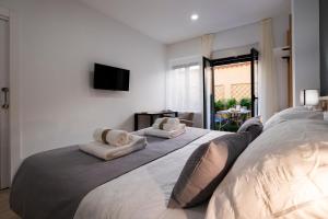 萨拉曼卡Luxor Torre del Clavero Apartments的一间卧室配有一张大床和两个枕头