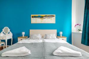 希贝尼克Globo - self check-in hostel的蓝色的卧室,配有床和蓝色的墙壁