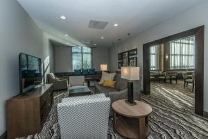 Staybridge Suites Charleston - Mount Pleasant, an IHG Hotel酒廊或酒吧区