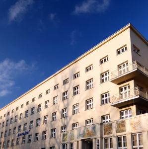 克拉科夫Nawojka Hotele Studenckie的一座大建筑,背景是蓝色的天空