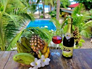 圣胡安Apo Diver Beach Resort的一瓶葡萄酒和一篮水果放在桌子上