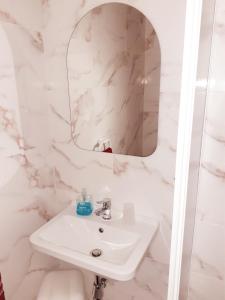 姆西达Black Gold Private Room的白色的浴室设有水槽和镜子